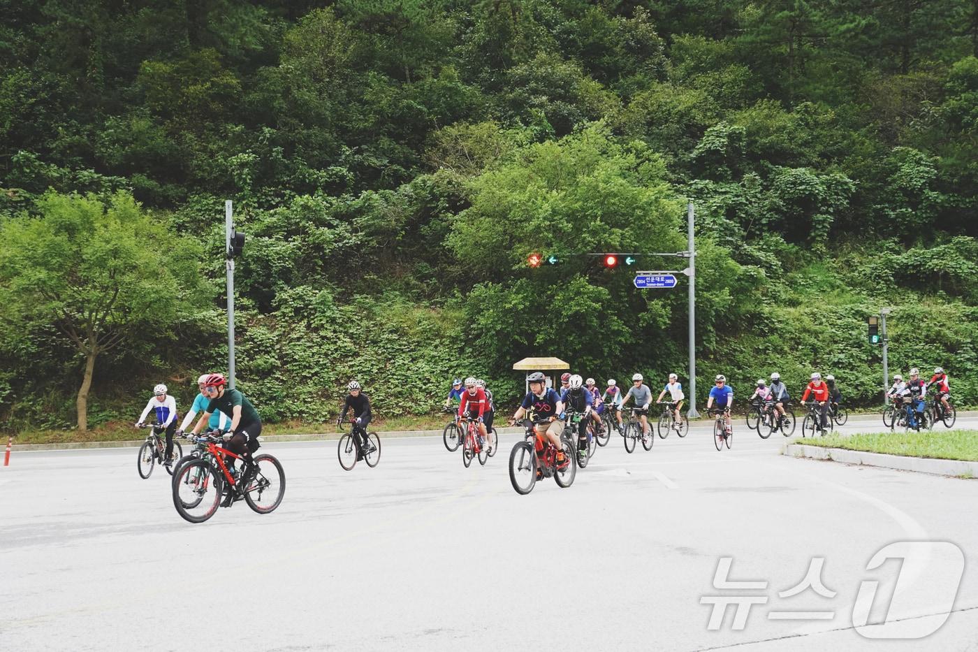  고창군이 오는 4월 지역경제 활성화와 자전거 친화 도시로 도약하기 위해 그란폰도 대회를 개최한다. 사진은 고창군 자전거 동호회원들&#40;고창군 제공&#41;2025.1.21/뉴스1