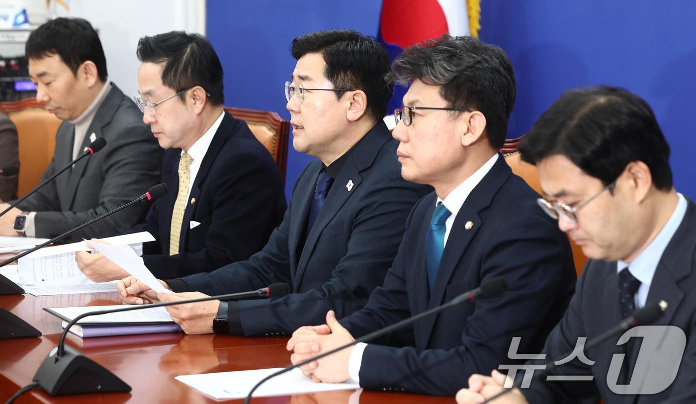 본문 이미지 - 박찬대 더불어민주당 원내대표가 21일 오전 서울 여의도 국회에서 열린 원내대책회의에서 모두 발언을 하고 있다. 2025.1.21/뉴스1 ⓒ News1 김민지 기자