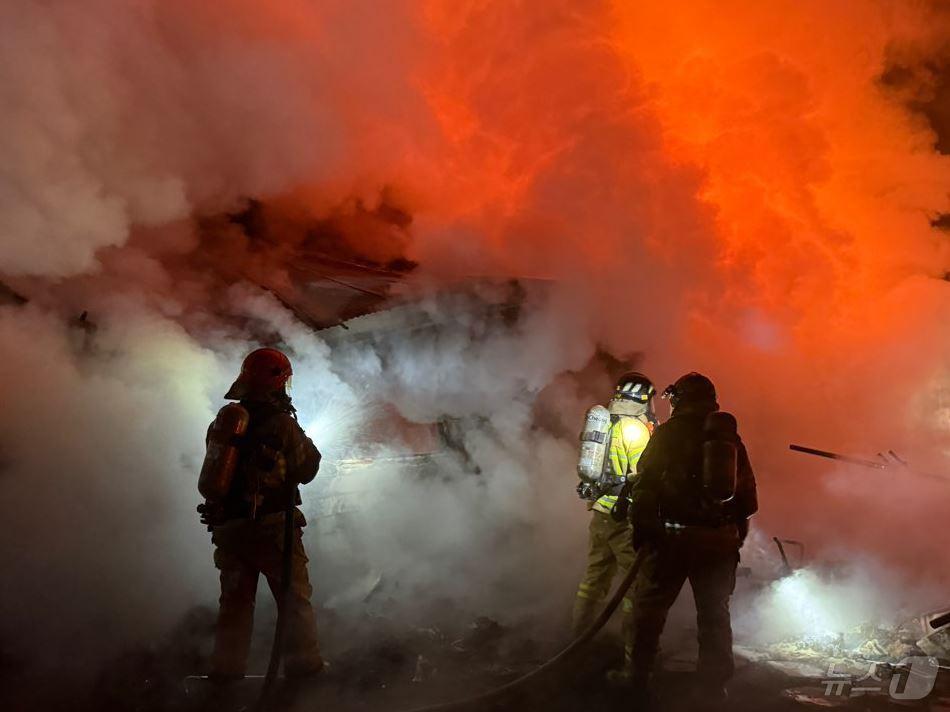 본문 이미지 - 21일 오전 1시쯤 경북 경산시 용성면 도덕리 한 단독주택에서 불이 나 소방당국이 진화하고 있다.(경북소방본부 제공)2025.1.21/뉴스1