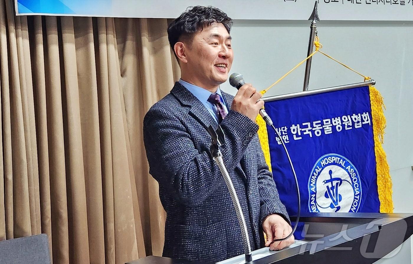 최이돈 VIP동물의료센터 원장은 18일 '2025년 한국동물병원협회 정기총회'에서 진행된 회장 보궐선거에서 참석자 만장일치로 신임 회장에 추대됐다. ⓒ 뉴스1