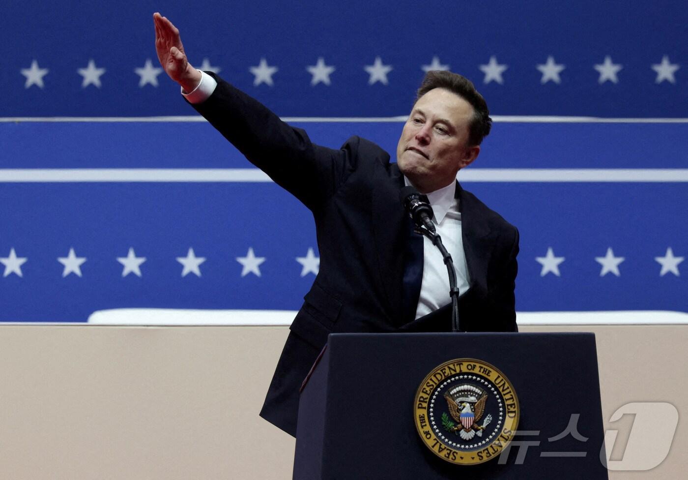 20일(현지시간) 미국 워싱턴 캐피털 원 경기장에서 일론 머스크가 도널드 트럼프 대통령의 두 번째 임기 취임식 행사 중 연단에서 오른 팔을 앞으로 곧게 뻗는 제스처를 취하고 있다. 2025.01.20/ ⓒ 로이터=뉴스1 ⓒ News1 권진영 기자