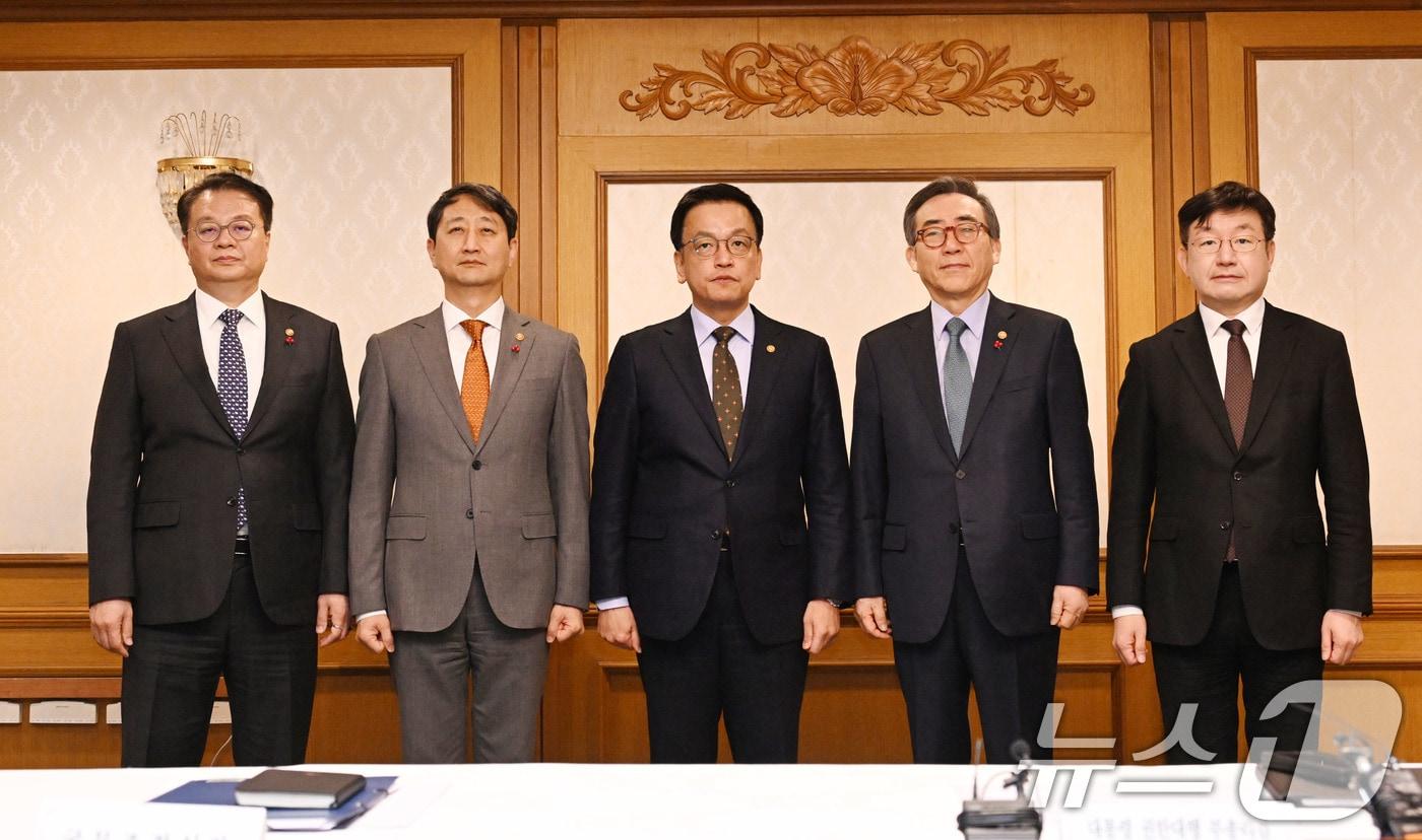 최상목 대통령 권한대행 부총리 겸 기획재정부 장관이 21일 서울 종로구 정부서울청사에서 열린 대외 경제 현안 간담회에 앞서 기념사진을 찍고 있다. 왼쪽부터 방기선 국무조정실장, 안덕근 산업통상자원부 장관, 최상목 권한대행, 조태열 외교부 장관, 성태윤 대통령실 정책실장. (기획재정부 제공) 2025.1.21/뉴스1