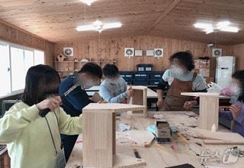 본문 이미지 -  디딤센터에서 목공예 수업을 하는 모습 &#40;여성가족부 제공&#41;