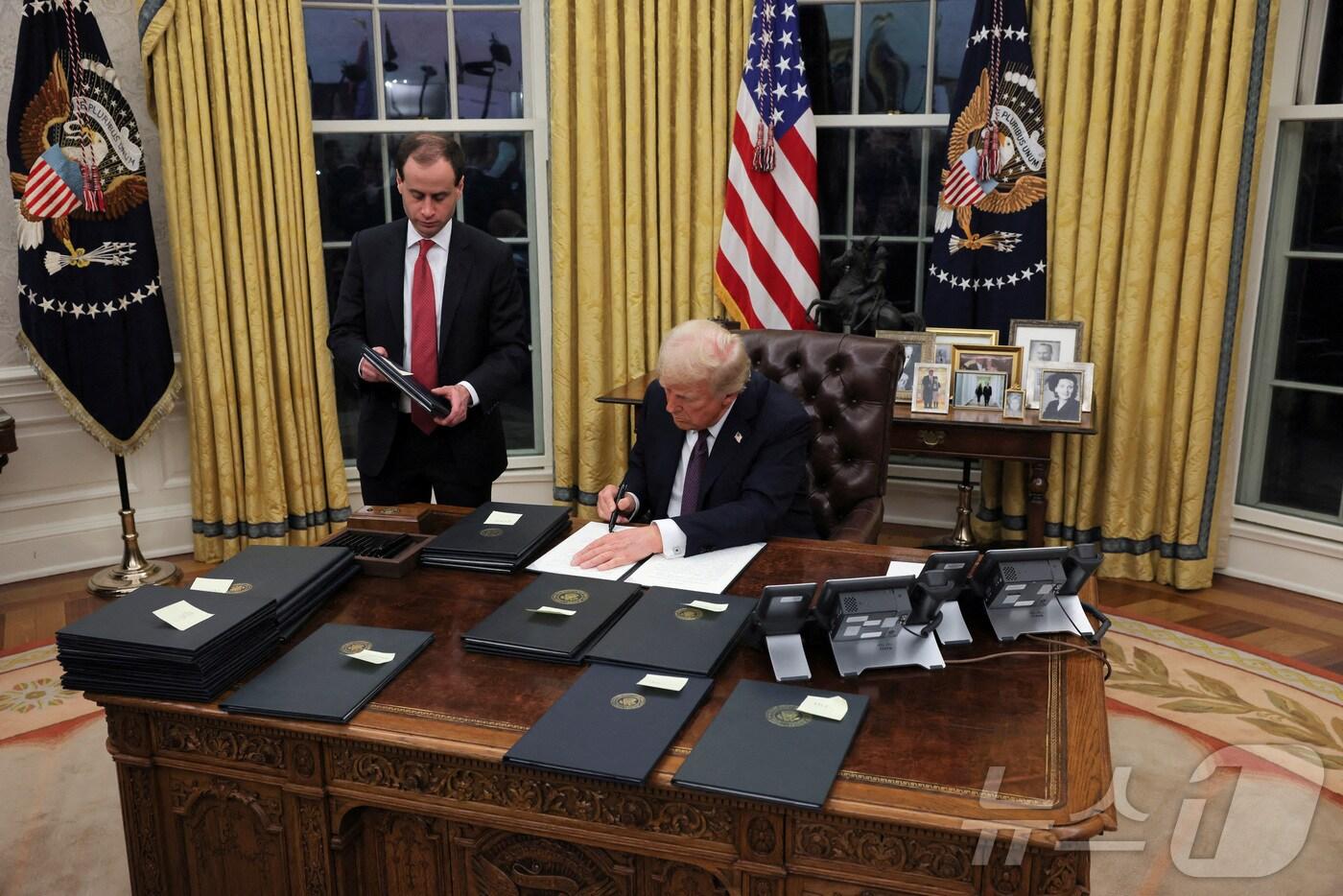 도널드 트럼프 미국 대통령이 취임일인 20일&#40;현지시간&#41; 워싱턴 백악관에서 행정명령에 서명하고 있다. 2025.01.20 ⓒ 로이터=뉴스1 ⓒ News1 최종일 기자