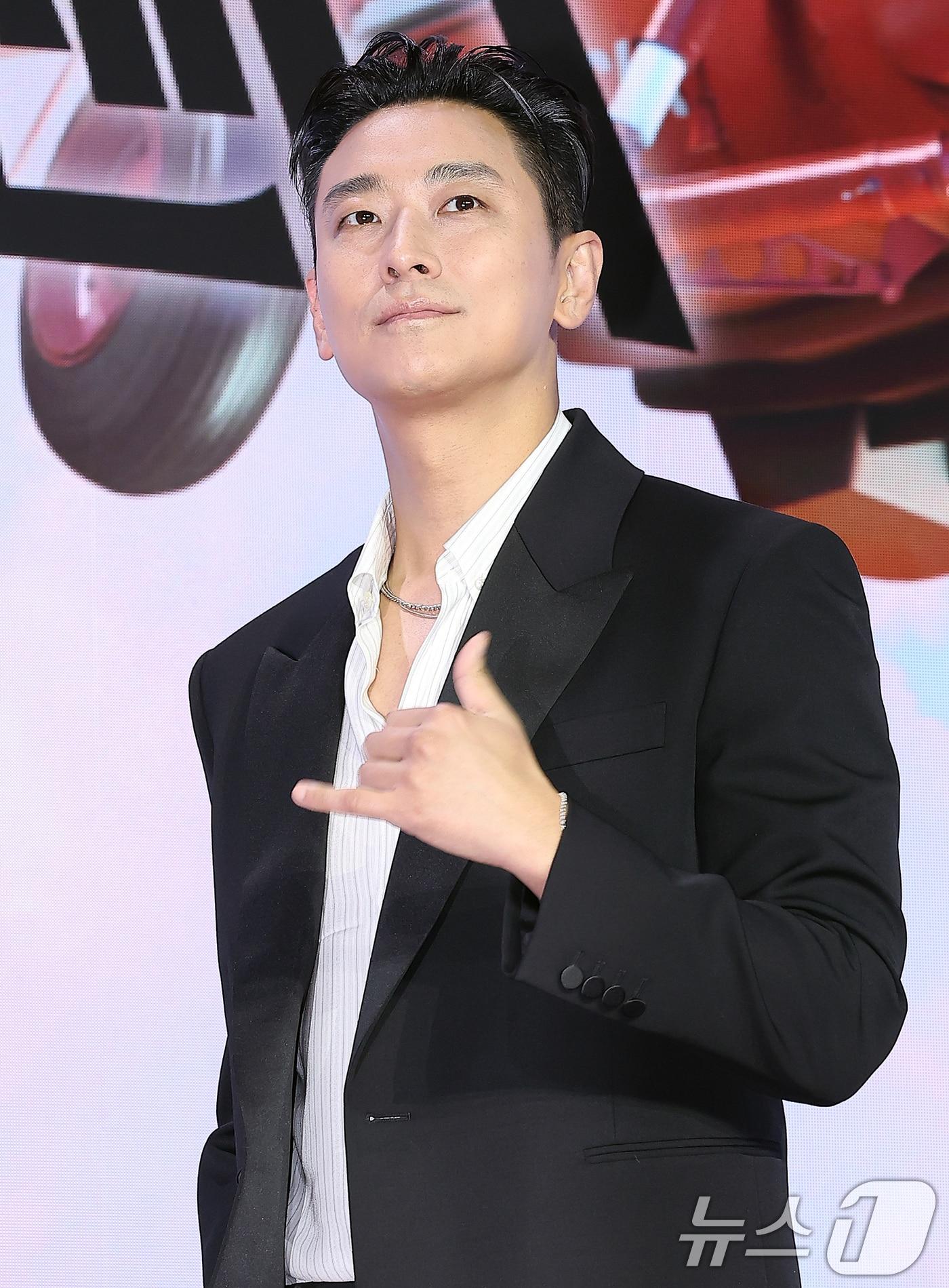 본문 이미지 - 배우 주지훈이 21일 오후 서울 강남구 그랜드 인터컨티넨탈 서울 파르나스에서 열린 넷플릭스 오리지널 시리즈 ‘중증외상센터’​ 제작발표회에 참석해 포즈를 취하고 있다. 오는 24일 공개되는 ‘중증외상센터’​는 전장을 누비던 천재 외과 전문의 백강혁(주지훈)이 유명무실한 중증외상팀을 심폐 소생하기 위해 부임하면서 벌어지는 이야기를 그렸다. 2025.1.21/뉴스1 ⓒ News1 김진환 기자