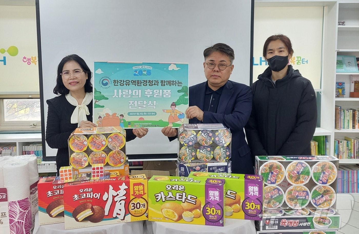 본문 이미지 - 김동구 청장(가운데)이 21일 경기 하남시 지역아동센터에서 후원 물품을 전달한 뒤 기념촬영을 하고 있다.(한강청 제공)