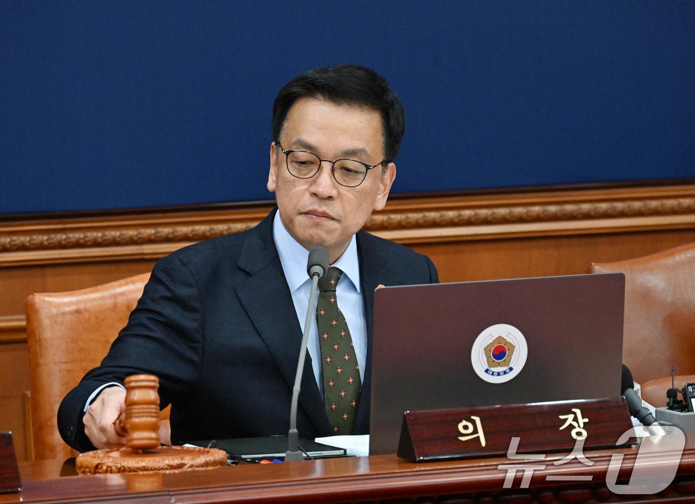 본문 이미지 - 최상목 대통령 권한대행 부총리 겸 기획재정부 장관이 21일 서울 종로구 정부서울청사에서 열린 '제3회 국무회의'에서 의사봉을 두드리고 있다. (기획재정부 제공) 2025.1.21/뉴스1