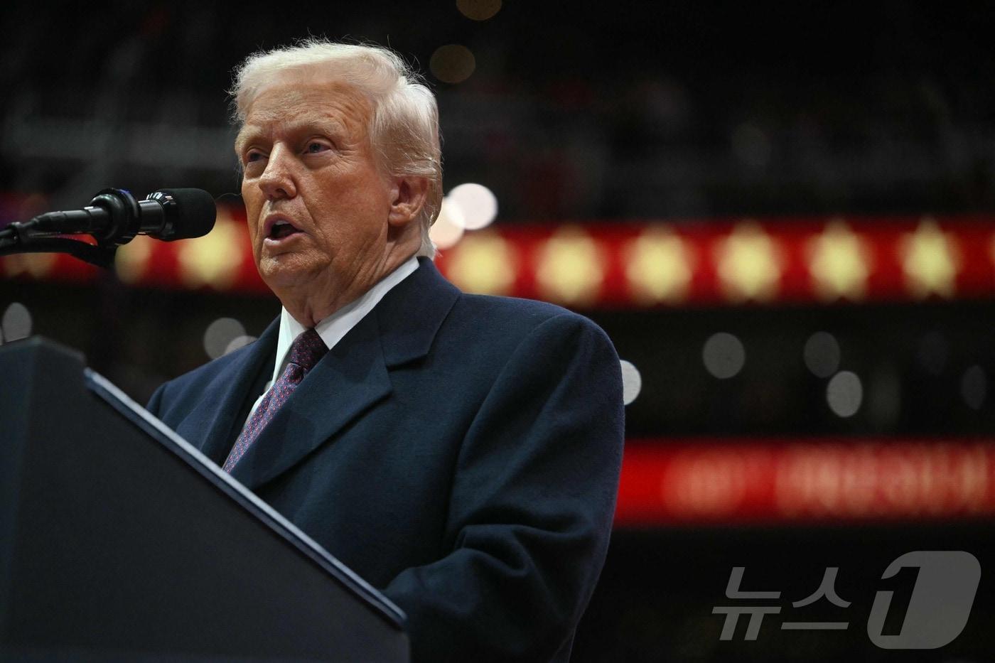 도널드 트럼프 미국 대통령이 20일&#40;현지시간&#41; 워싱턴 캐피털원 아레나에서 열린 취임 축하 퍼레이드서 연설을 하고 있다. 2025.01.21 ⓒ AFP=뉴스1 ⓒ News1 우동명 기자