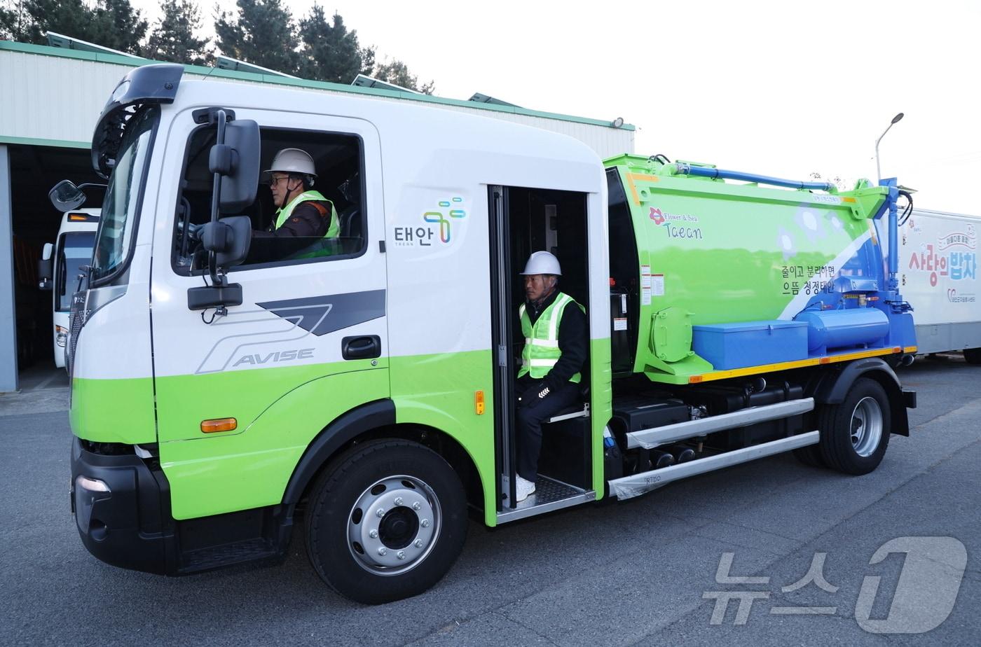 저상형 음식물 수거차량.
