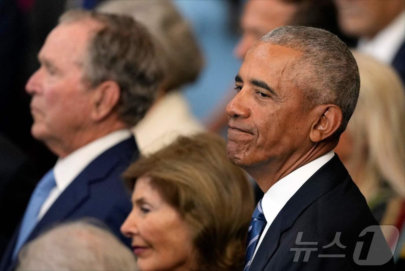 버락 오바마 전 미국 대통령과 조지 부시 전 대통령이 20일&#40;현지시간&#41; 워싱턴 의사당에서 열린 도널드 트럼프 대통령의 취임식에 참석을 하고 있다. 2025.01.21 ⓒ AFP=뉴스1 ⓒ News1 우동명 기자