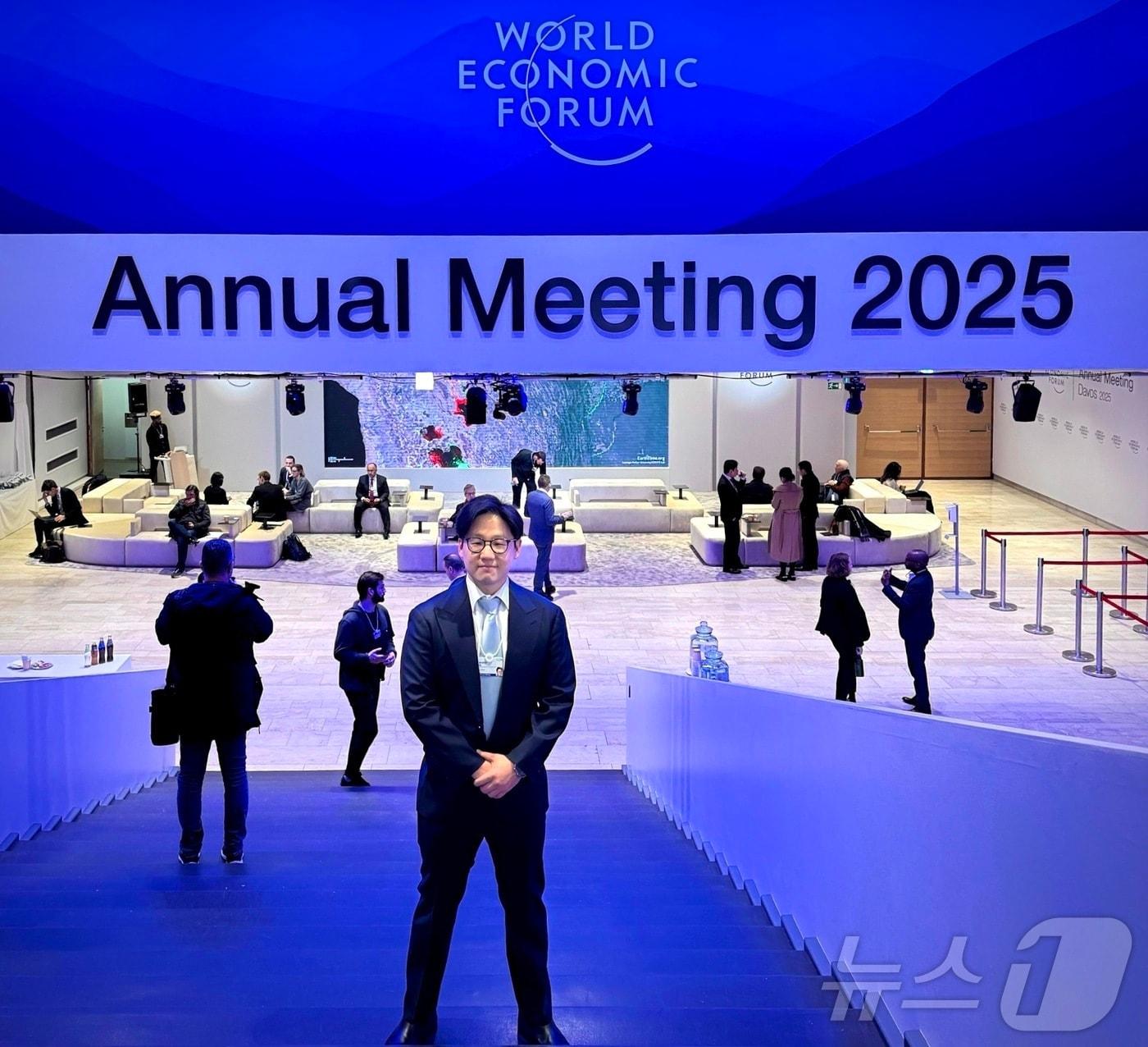 본문 이미지 - 서범석 루닛 대표가 다보스포럼에 참석해 기념사진을 찍고 있다.(루닛 제공)/뉴스1