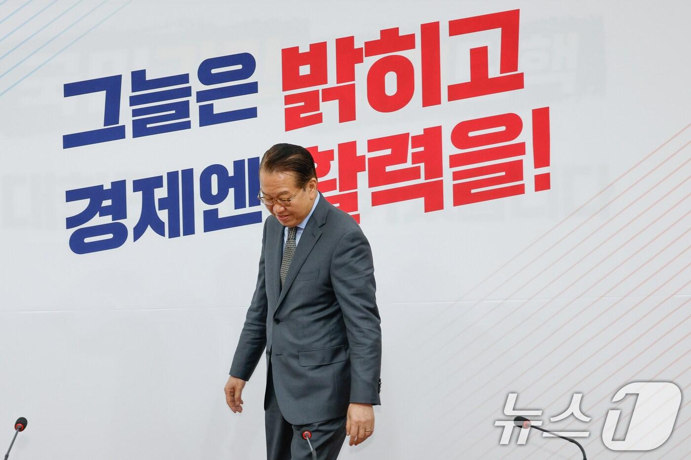 권영세 국민의힘 비상대책위원장이 21일 서울 여의도 국회에서 열린 경제활력민생특별위원회 임명장 수여식 및 1차 전체회의에 입장하고 있다. 2025.1.21/뉴스1 ⓒ News1 안은나 기자