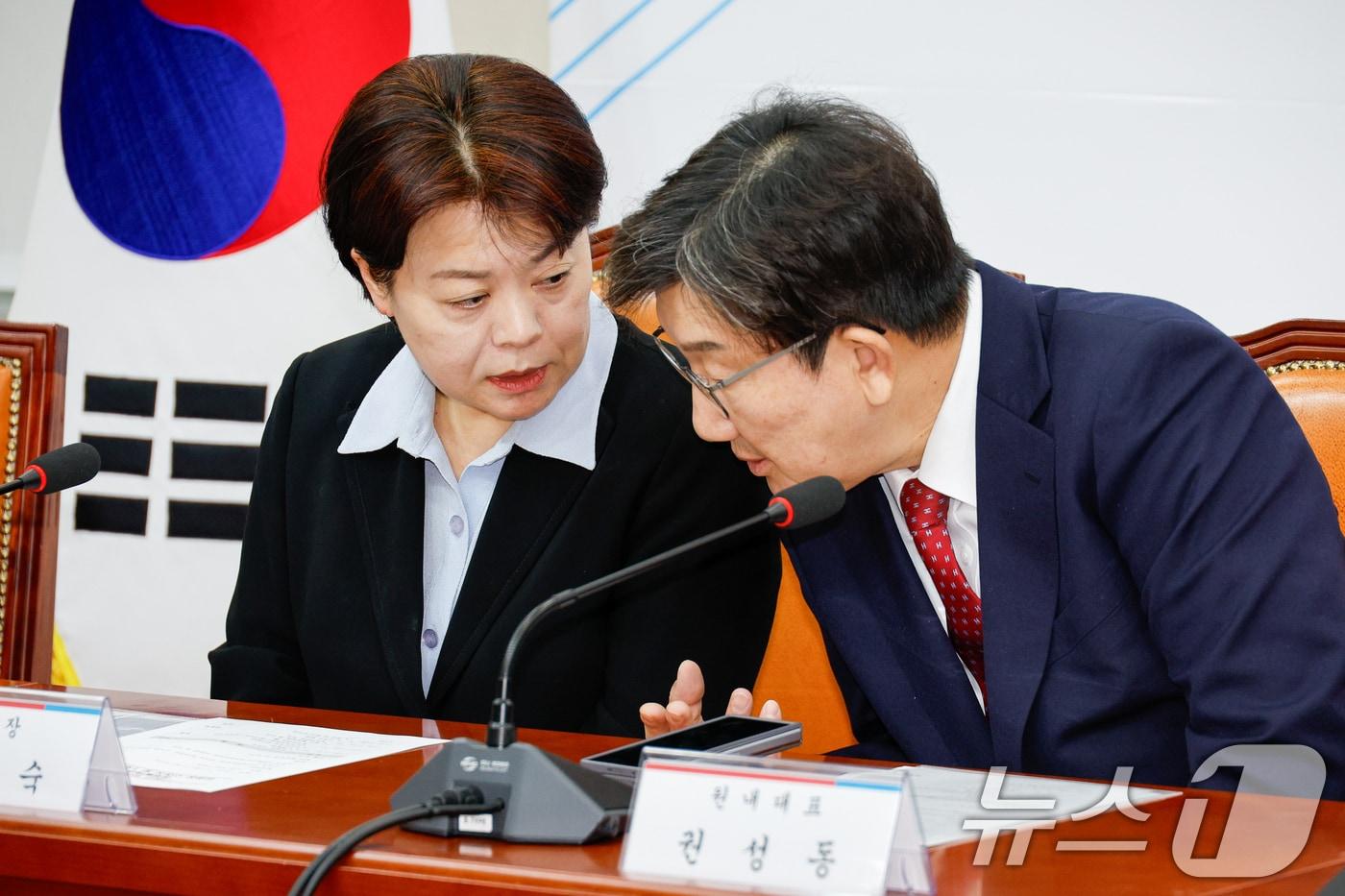 윤희숙 국민의힘 경제활력민생특별위원회 위원장이 21일 서울 여의도 국회에서 열린 특위 임명장 수여식 및 1차 전체회의에 참석해 권성동 원내대표와 대화하고 있다. 2025.1.21/뉴스1 ⓒ News1 안은나 기자