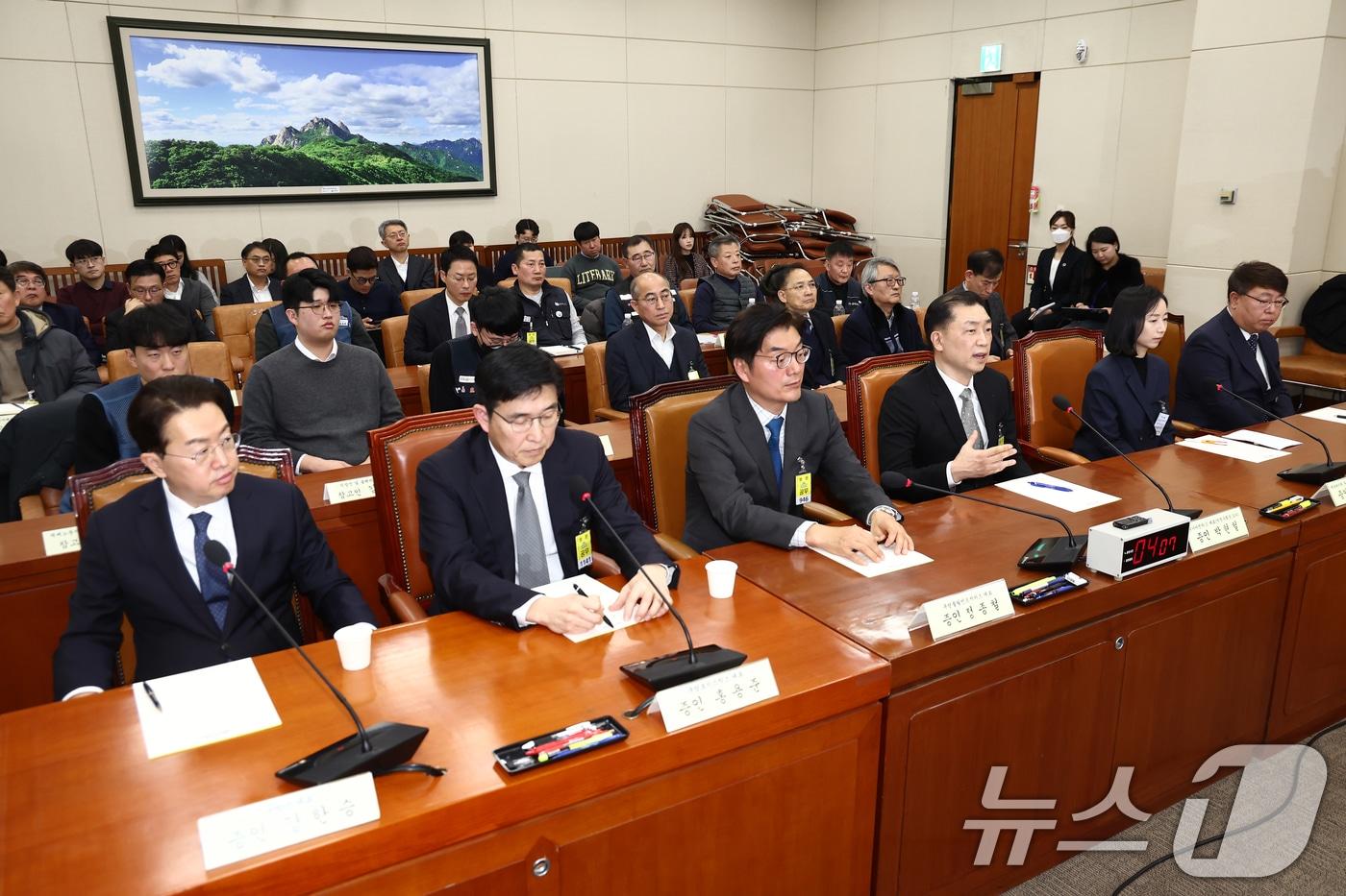 박현철 위니아전자 전 대표&#40;앞줄 왼쪽 네번째&#41;가 21일 오전 서울 여의도 국회 환경노동위원회에서 열린 쿠팡 택배노동자 근로 조건 개선·대유위니아그룹 임금체불 관련 청문회에 출석, 의원 질의에 답변하고 있다. 왼쪽부터 강한승 쿠팡㈜ 대표, 홍용준 쿠팡로지스틱스 대표, 정종철 쿠팡풀필먼트서비스 대표, 박 전 대표, 박은진 대유에이택 부사장. 2025.1.21/뉴스1 ⓒ News1 김민지 기자