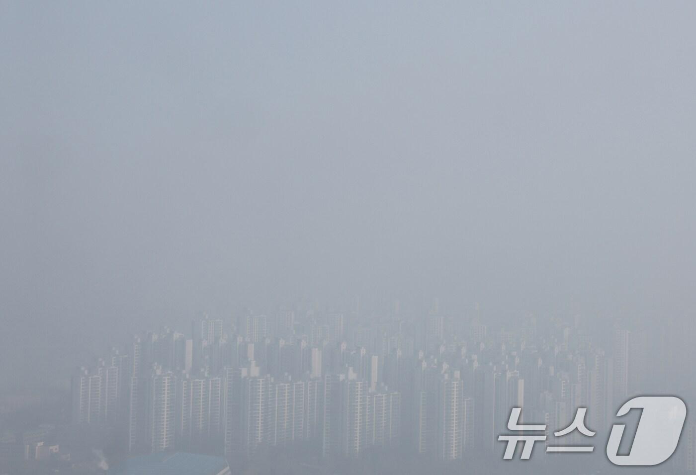 수도권에 이번 겨울 첫 고농도 미세먼지 비상저감조치가 시행된 21일 오후 서울 강남구 트레이드타워에서 바라본 서울 도심이 뿌옇게 보이고 있다. 2025.1.21/뉴스1 ⓒ News1 황기선 기자