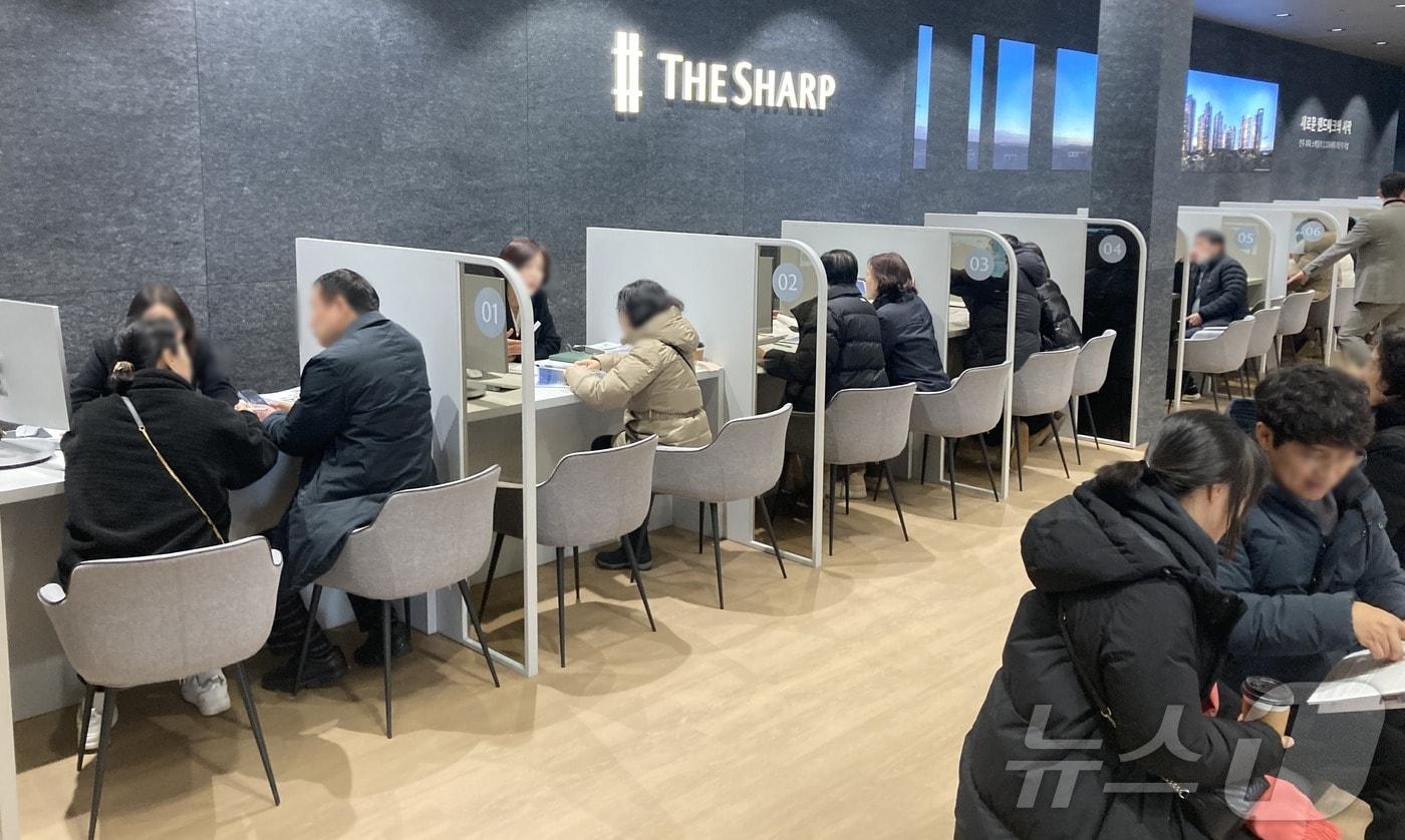 전북 전주시 완산구 효자동에 마련된 더샵 라비온드 견본주택을 방문한 예비 수요자들이 상담받고 있다.(포스코이앤씨 제공)2025.1.21/뉴스1