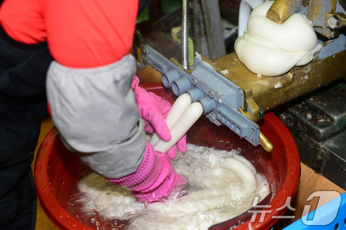 설 연휴를 나흘 앞둔 21일 광주 동구 대인시장의 한 떡방앗간에서 상인이 가래떡을 만들고 있다. 2025.1.21/뉴스1 ⓒ News1 이승현 기자