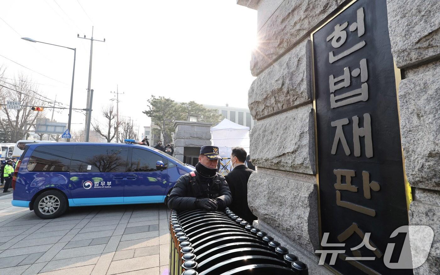 윤석열 대통령이 탑승한 법무부 호송차량이 21일 서울 종로구 헌법재판소로 들어서고 있다. 윤 대통령은 이날 오후 2시에 열리는 탄핵 심판 변론에 직접 출석한다. 2025.1.21/뉴스1 ⓒ News1 박지혜 기자