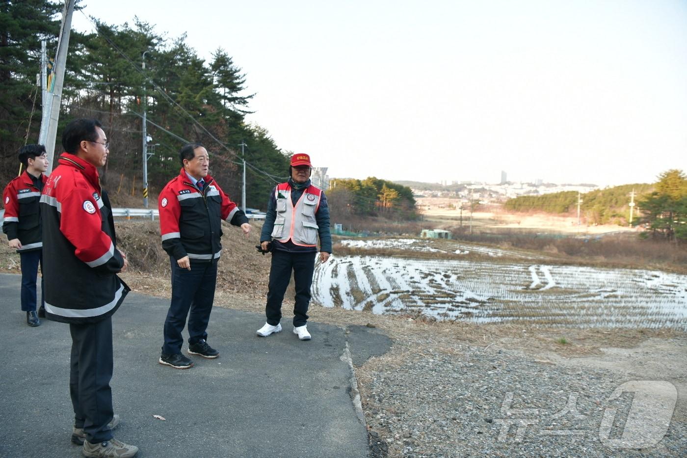 산불 취약지 순찰 중인 이병선 속초시장.&#40;속초시 제공&#41; 2025.1.21/뉴스1
