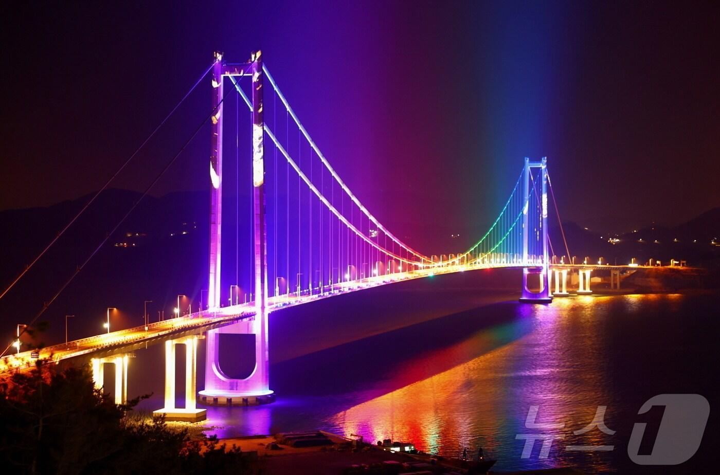 본문 이미지 - 고흥-여수 잇는 팔영대교 야간 경관.(고흥군 제공)2025.1.21/뉴스1