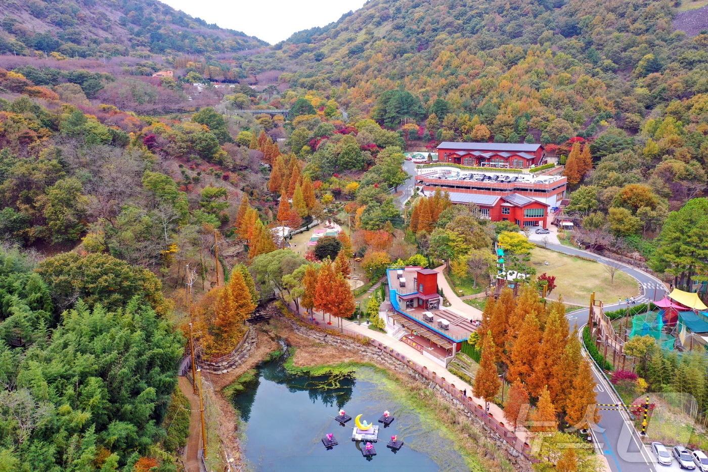 월아산 숲속의 진주 전경(진주시 제공).