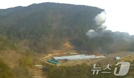 본문 이미지 - 21일 오전 11시 46분쯤 전남 화순군의 한 야산에서 불이 나 산림당국이 화재를 진화하고 있다.(산림청 제공)2025.1.21/뉴스1