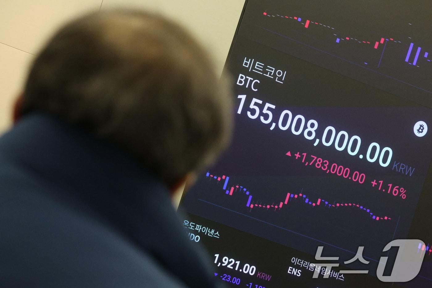 도널드 트럼프 미국 대통령 당선인이 취임한 지난 21일 서울 강남구 업비트 고객센터 전광판에 비트코인 시세가 표시되고 있다.  2025.1.21/뉴스1 ⓒ News1 신웅수 기자