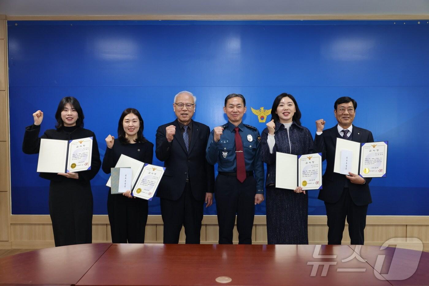 김수영 제주경찰청장이 21일 청사 회의실에서 제주시 농협 본점의 박하정 계장, 양은주 과장, 제주시 농협 동문지점의 정옥선 팀장, 조홍필 지점장(이름순)에게 전화금융사기 피해 예방에 대한 감사장을 전달했다.(제주경찰청 제공)