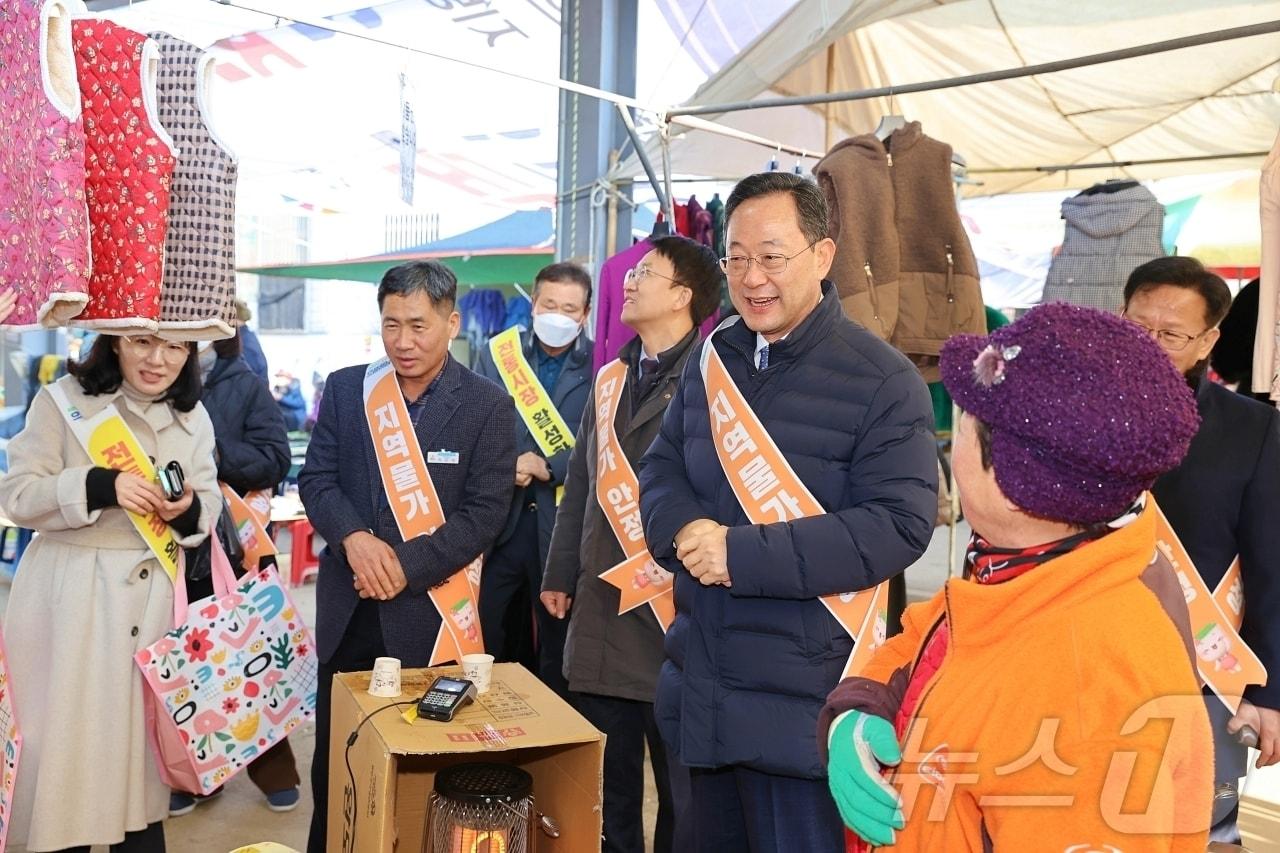 본문 이미지 - 해남군 해남읍 오일장 공직자 전통시장 장보기 캠페인 (해남군 제공)/뉴스1 