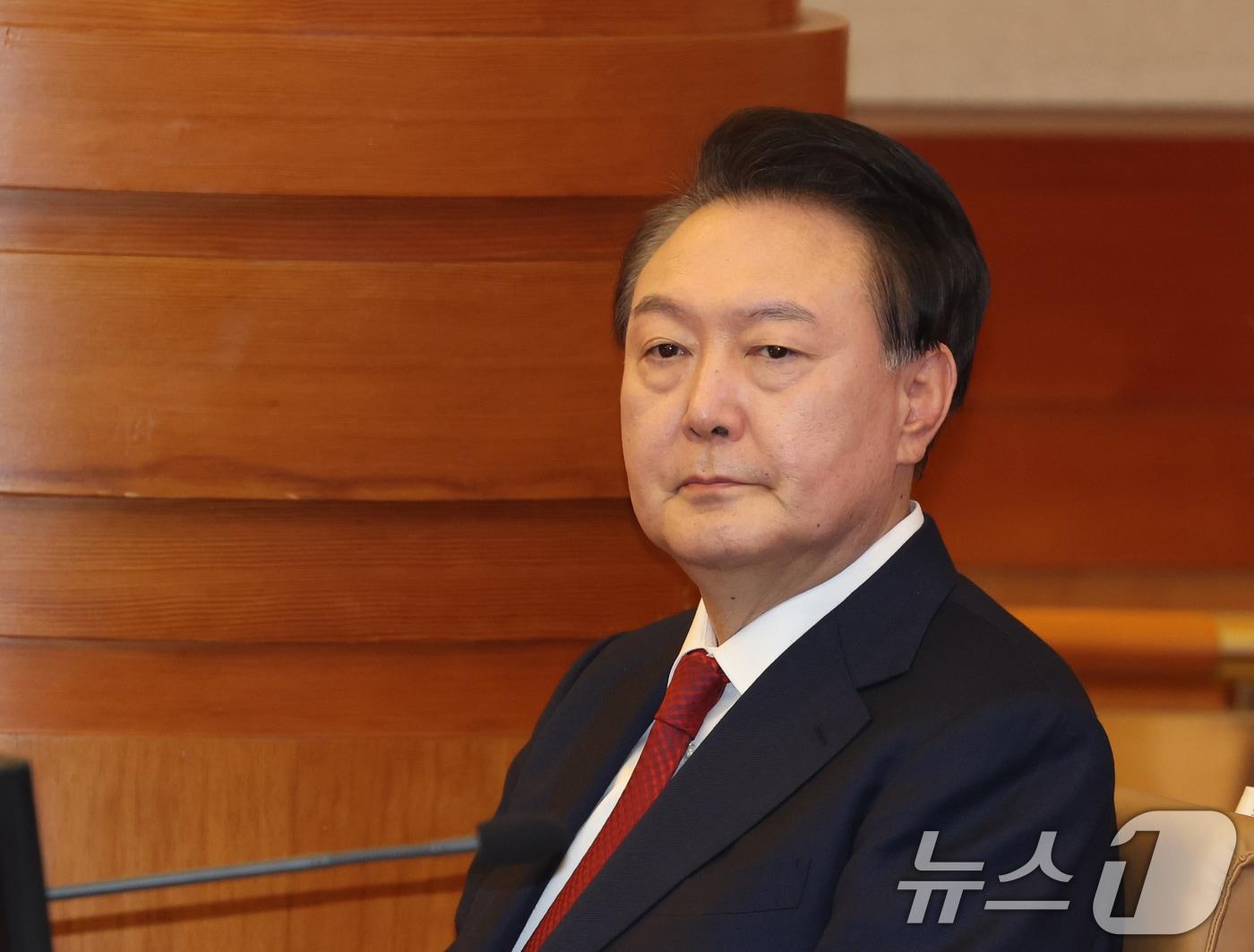 본문 이미지 - 윤석열 대통령이 21일 서울 종로구 헌법재판소에서 열린 탄핵심판 3차 변론기일에 출석하고 있다. 2025.1.21/뉴스1 ⓒ News1 사진공동취재단