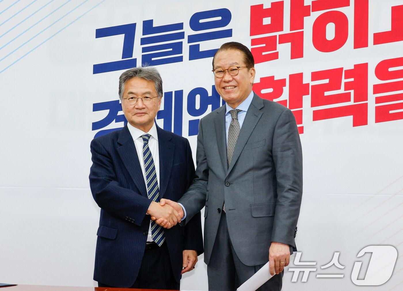 본문 이미지 - 권영세 국민의힘 비상대책위원장&#40;오른쪽&#41;이 21일 서울 여의도 국회에서 조셉 윤&#40;Joseph Yun, 윤여상&#41; 주한미국대사대리를 접견하고 있다. 2025.1.21/뉴스1 ⓒ News1 안은나 기자
