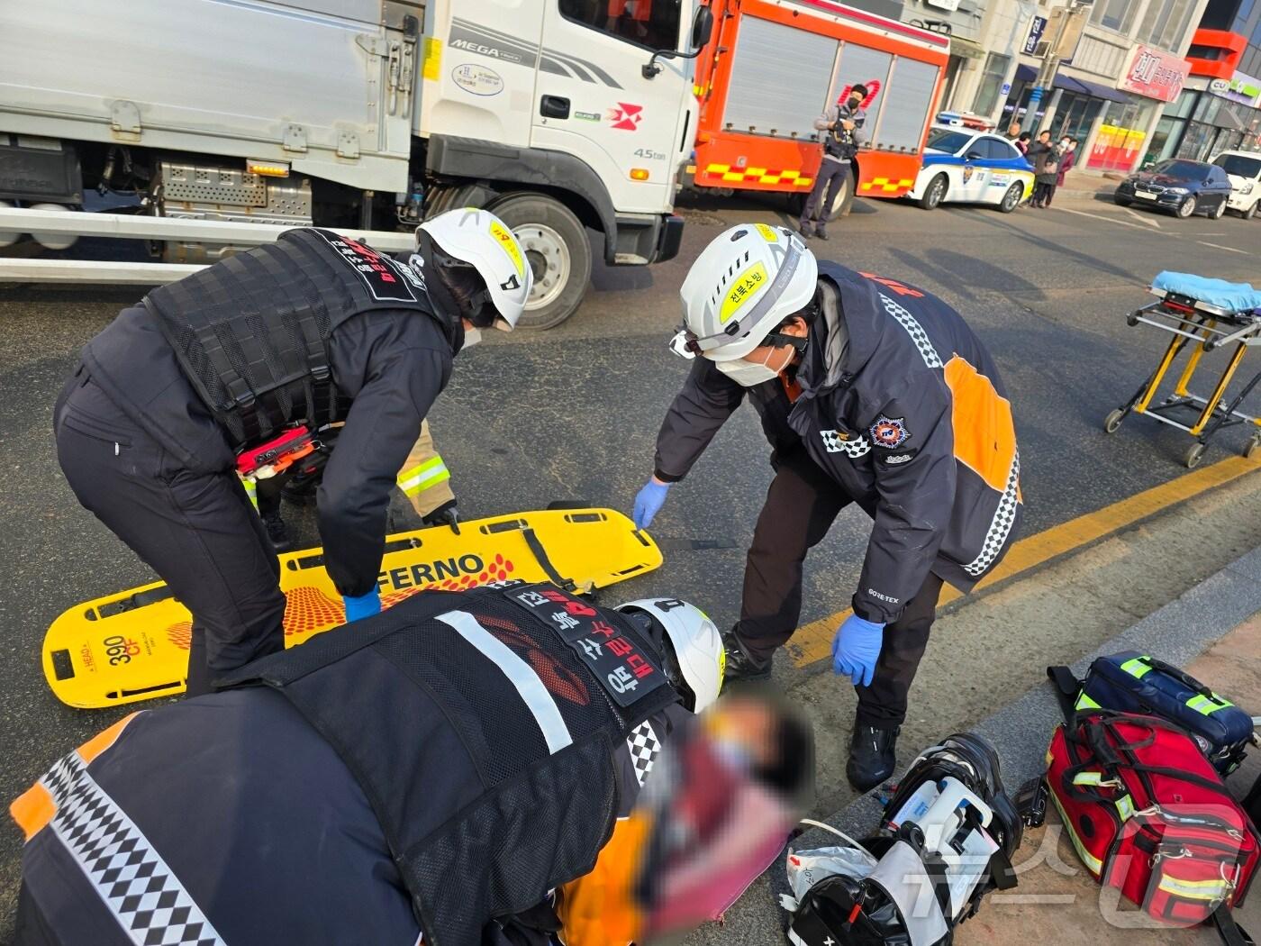 본문 이미지 - 21일 오전 10시 2분께 전북 진안군 진안읍 한 횡단보도에서 A 씨(60대)가 몰던 1톤 트럭이 B 씨(80대·여)를 들이받았다.(전북소방 제공) 2025.1.21/뉴스1