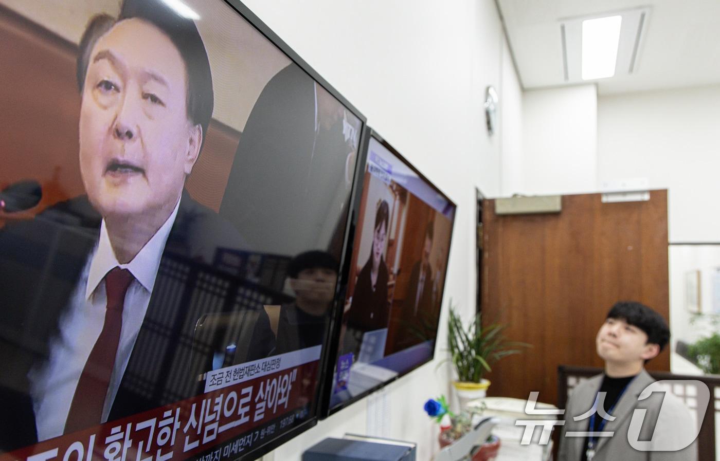 본문 이미지 - 윤석열 대통령이 헌법재판소에 출석해 탄핵 심판 변론에 나선 21일 오후 서울 여의도 국회 더불어민주당 당직자들이 관련 뉴스를 시청하고 있다. 2025.1.21/뉴스1 ⓒ News1 이재명 기자