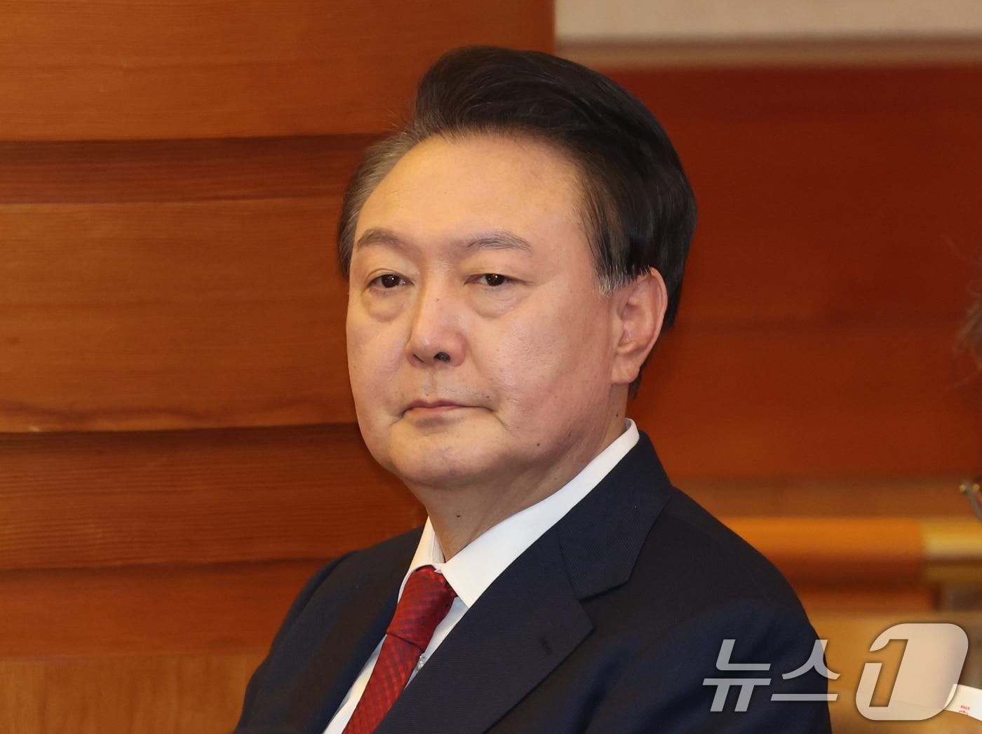 본문 이미지 - 윤석열 대통령이 21일 서울 종로구 헌법재판소에서 열린 탄핵심판 3차 변론기일에 출석하고 있다. 2025.1.21/뉴스1 ⓒ News1 사진공동취재단