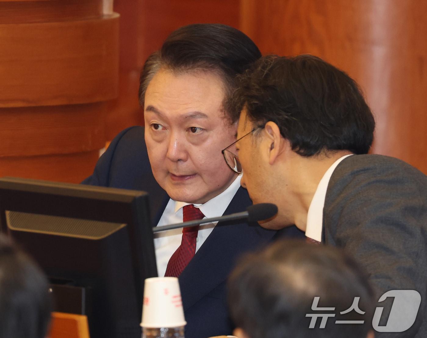 본문 이미지 - 윤석열 대통령이 21일 서울 종로구 헌법재판소에서 열린 탄핵심판 3차 변론기일에 출석해 변호인과 대화를 하고 있다. 2025.1.21/뉴스1 ⓒ News1 사진공동취재단