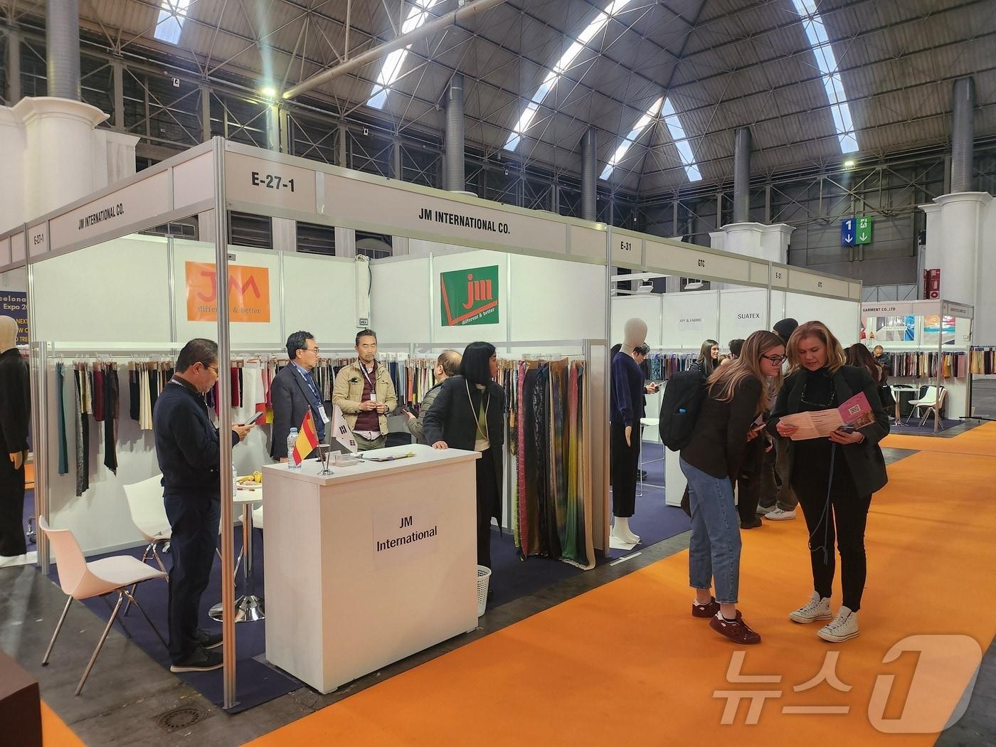 본문 이미지 - 경기도 10개 섬유기업이 스페인 바르셀로나에서 열린 'Textile Expo'(14~16일)에 참가해 392만달러 규모의 수출상담 성과를 거뒀다.(경기도경제과학진흥원 제공)/