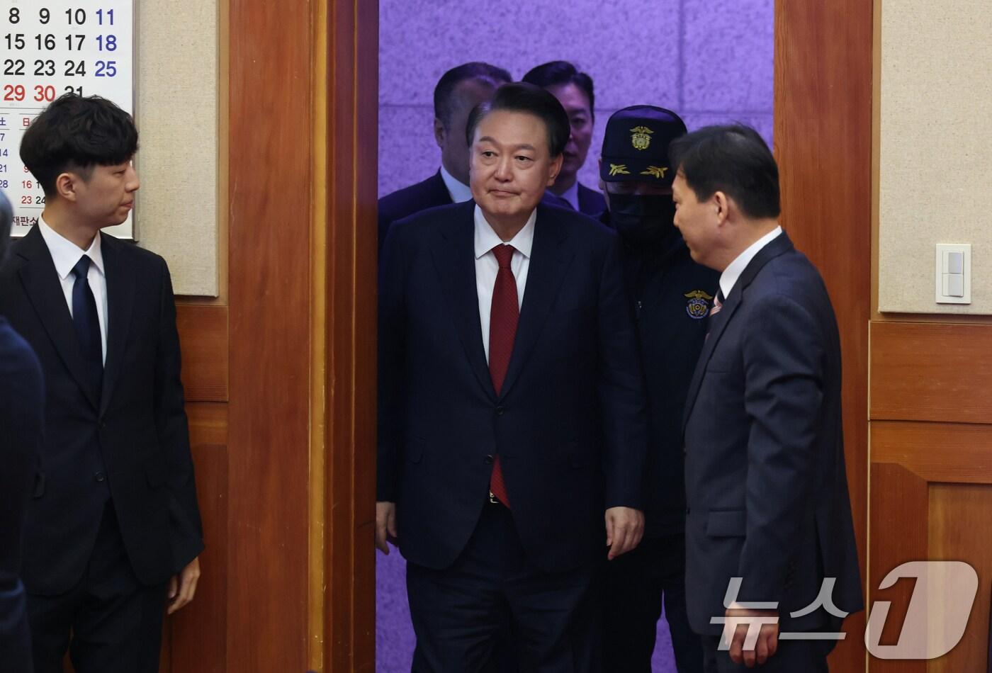 윤석열 대통령이 21일 서울 종로구 헌법재판소에서 열린 탄핵심판 3차 변론기일에 출석하고 있다. 2025.1.21/뉴스1 ⓒ News1 사진공동취재단