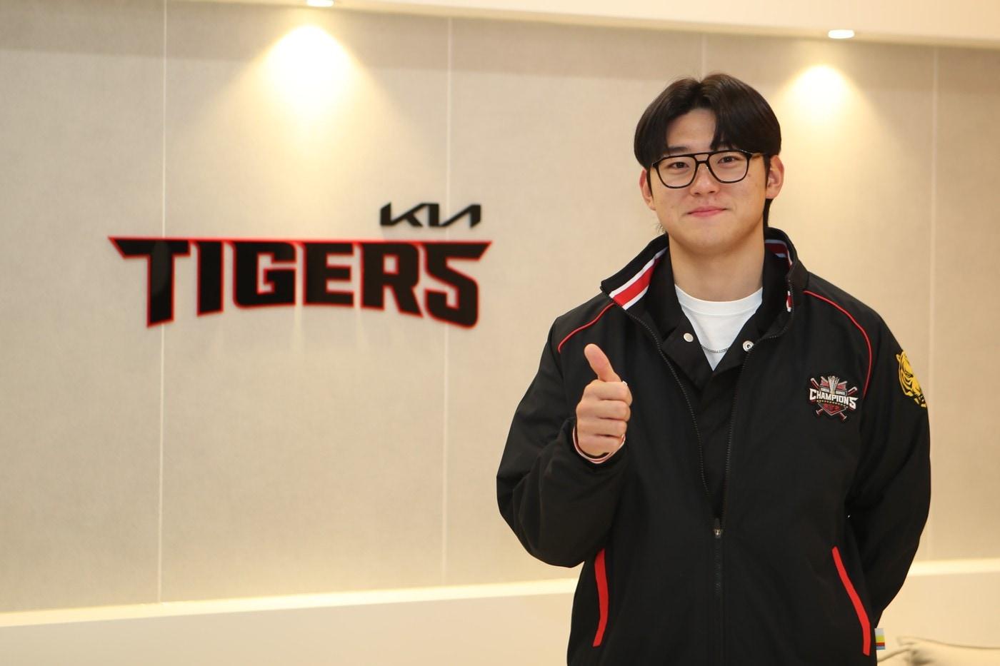 20일 광주 기아 챔피언스필드에서 2025 시즌 연봉 계약을 맺은 김도영이 기념 촬영을 하고 있다. (KIA 타이거즈 제공)