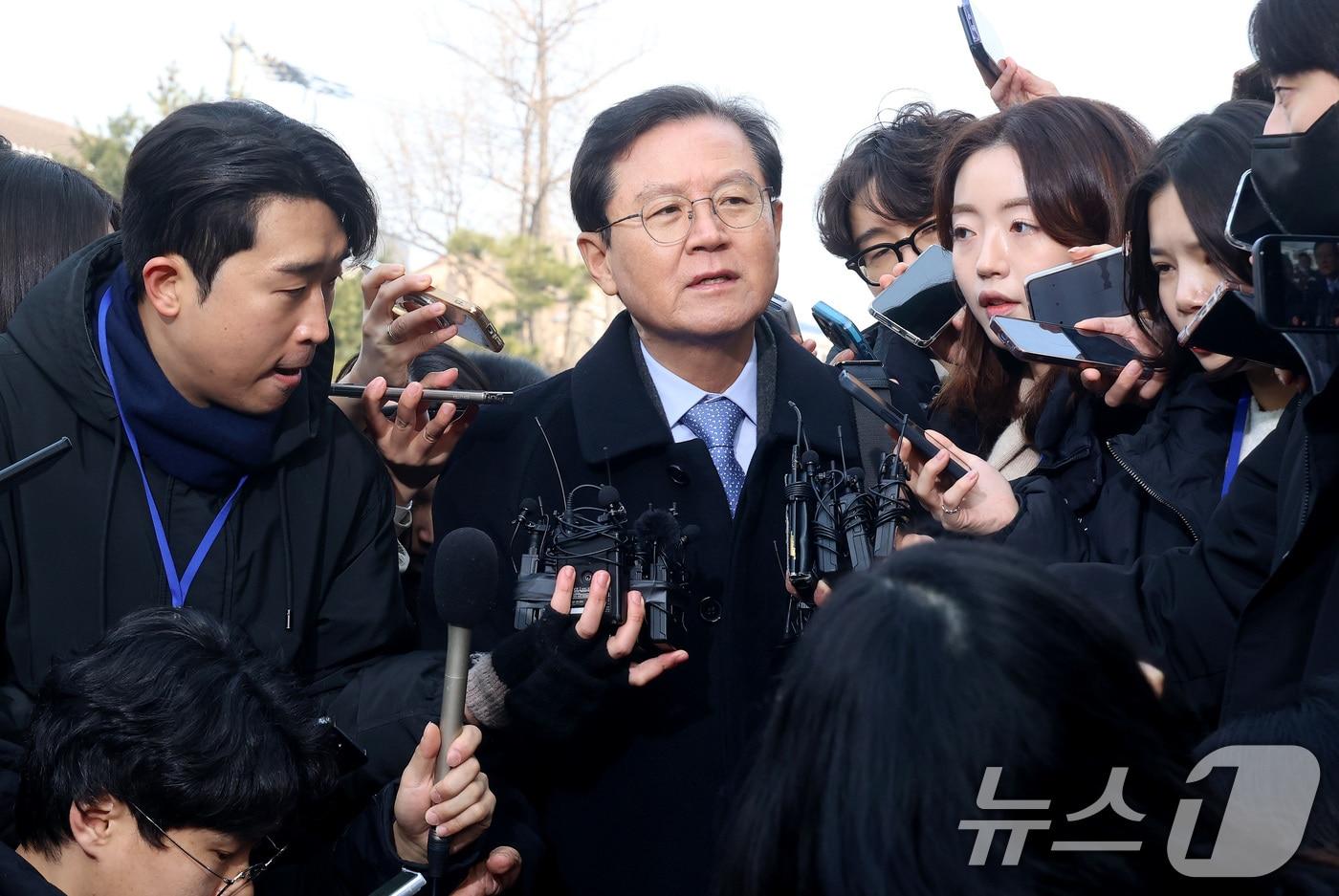 윤석열 대통령의 법률대리인단인 윤갑근 변호사가 21일 오후 서울 종로구 헌법재판소 심판정에서 열린 윤석열 대통령 탄핵 심판 3차 변론기일에 참석하며 기자들의 질문에 답하고 있다. 2025.1.21/뉴스1 ⓒ News1 사진공동취재단