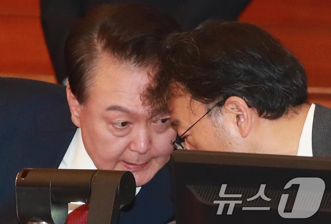 본문 이미지 - 윤석열 대통령이 21일 오후 서울 종로구 재동 헌법재판소에서 열린 탄핵심판 3차 변론기일에 출석해 변호사와 대화하고 있다. 2025.1.21/뉴스1 ⓒ News1 사진공동취재단