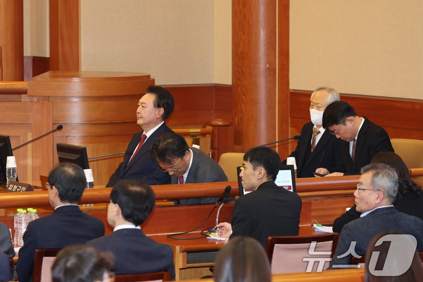 윤석열 대통령이 21일 서울 종로구 헌법재판소에서 열린 탄핵심판 3차 변론기일에 출석하고 있다. 2025.1.21/뉴스1 ⓒ News1 사진공동취재단