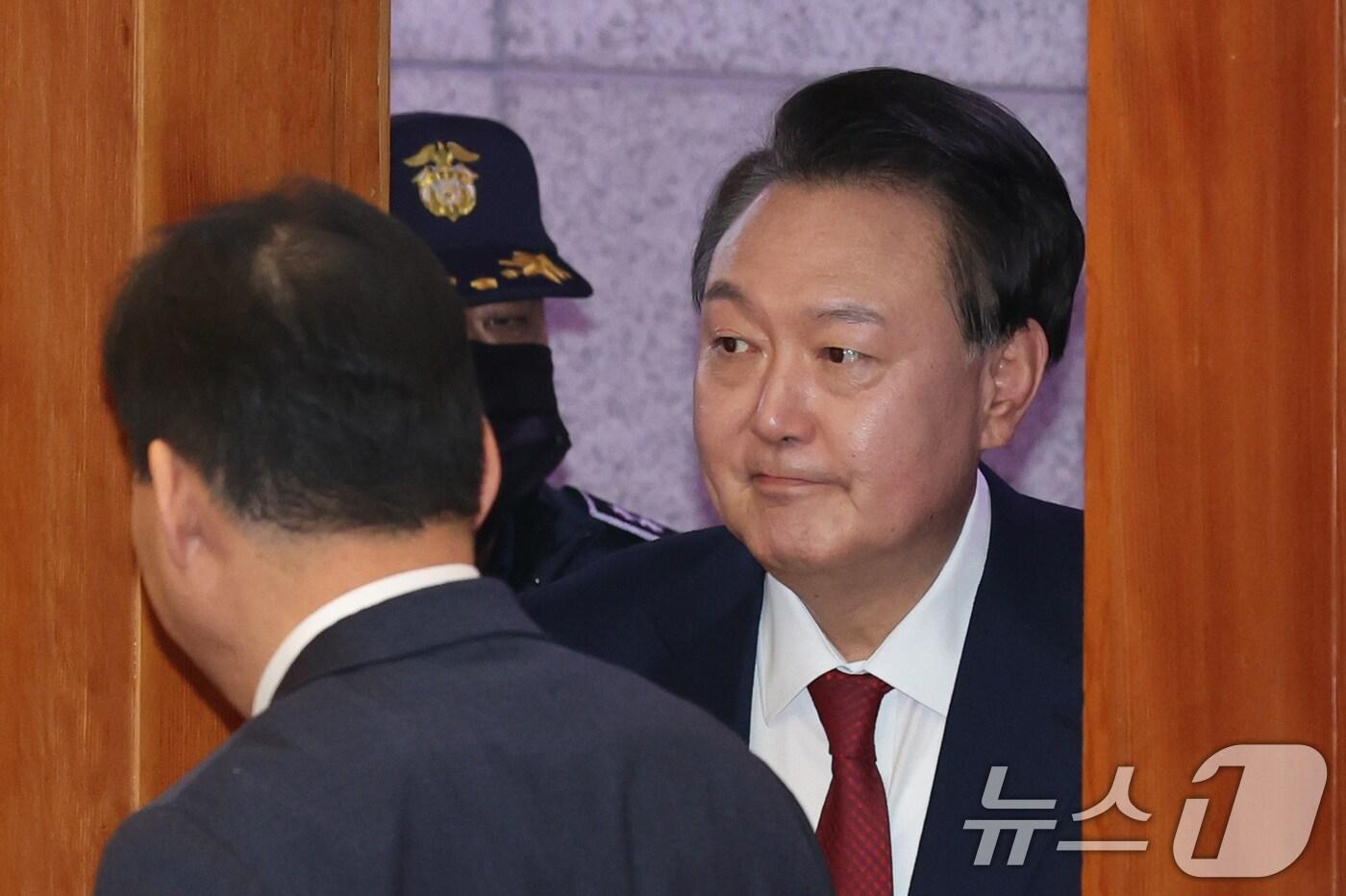 본문 이미지 - 윤석열 대통령이 지난달 21일 서울 종로구 헌법재판소에서 열린 탄핵심판 3차 변론기일에 출석하고 있다./뉴스1 ⓒ News1 사진공동취재단