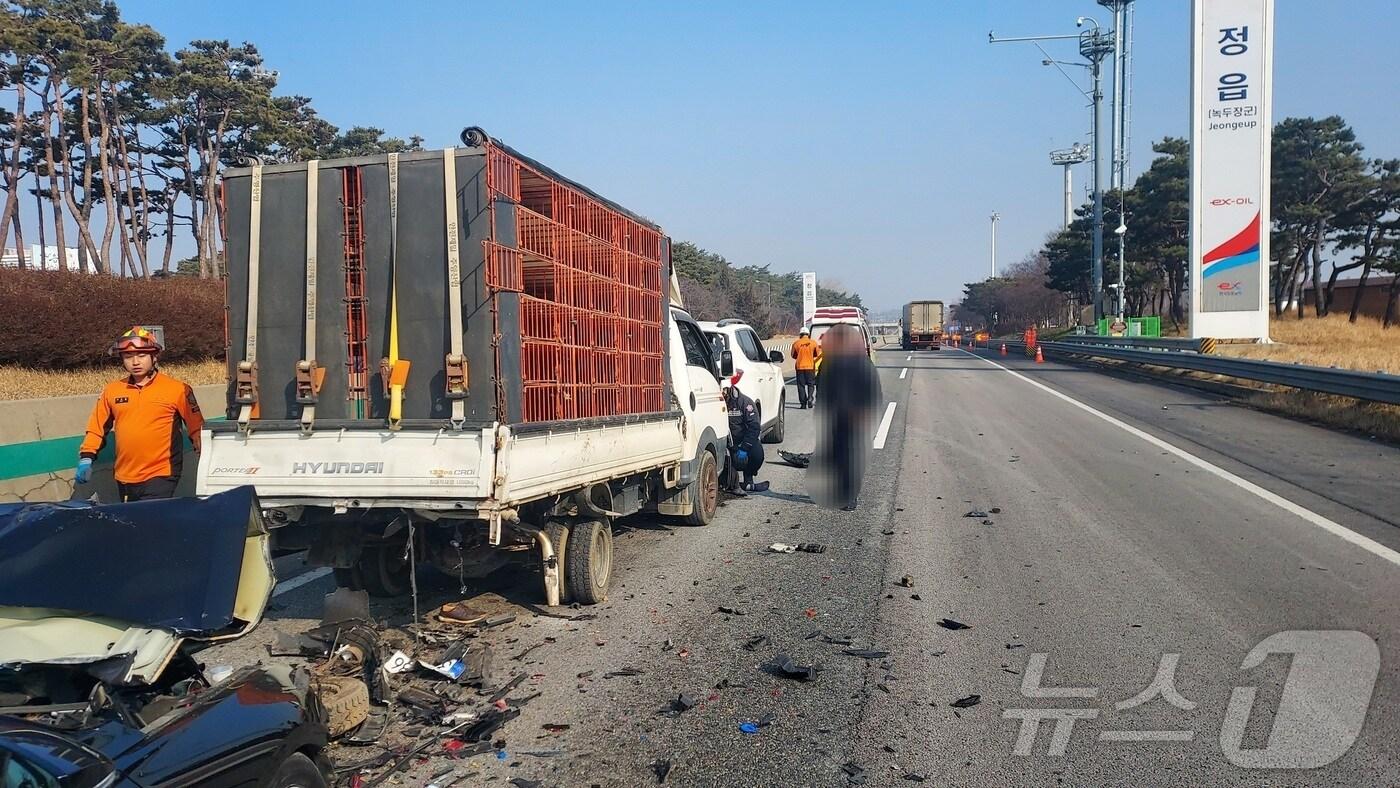 본문 이미지 - 21일 낮 12시 26분께 전북 정읍시 북면 호남고속도로 상행선 132㎞ 지점에서 1톤 트럭과 승용차 등 차량 3대가 잇따라 추돌했다.(정읍소방 제공) 2025.1.21/뉴스1 