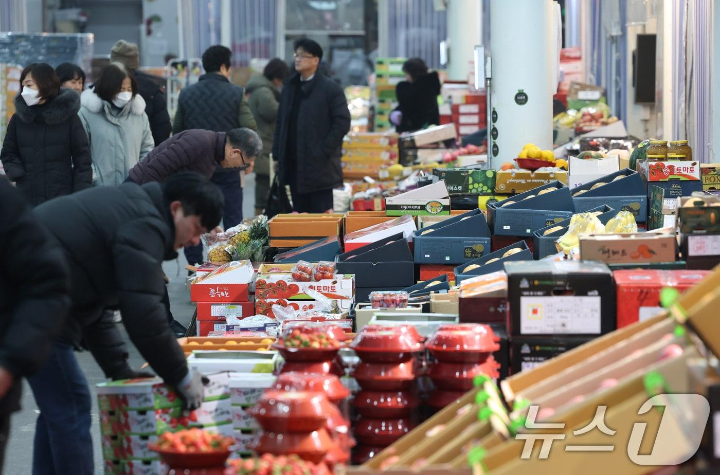 설 명절을 앞둔 21일 오후 경기 수원시 권선구 수원농수산물도매시장 2025.1.21/뉴스1 ⓒ News1 김영운 기자