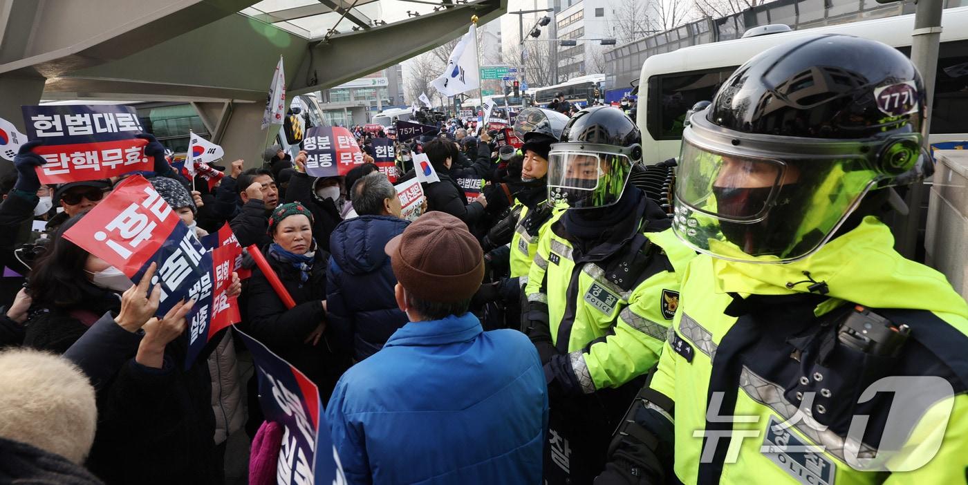 본문 이미지 - 지난 21일 서울 종로구 헌법재판소 인근에서 열린 윤 대통령 지지자들의 탄핵 반대 집회에서 만일의 사태에 대비해 신체보호복을 착용한 경찰들이 경계근무를 서고 있다. 2025.1.21/뉴스1 ⓒ News1 박지혜 기자