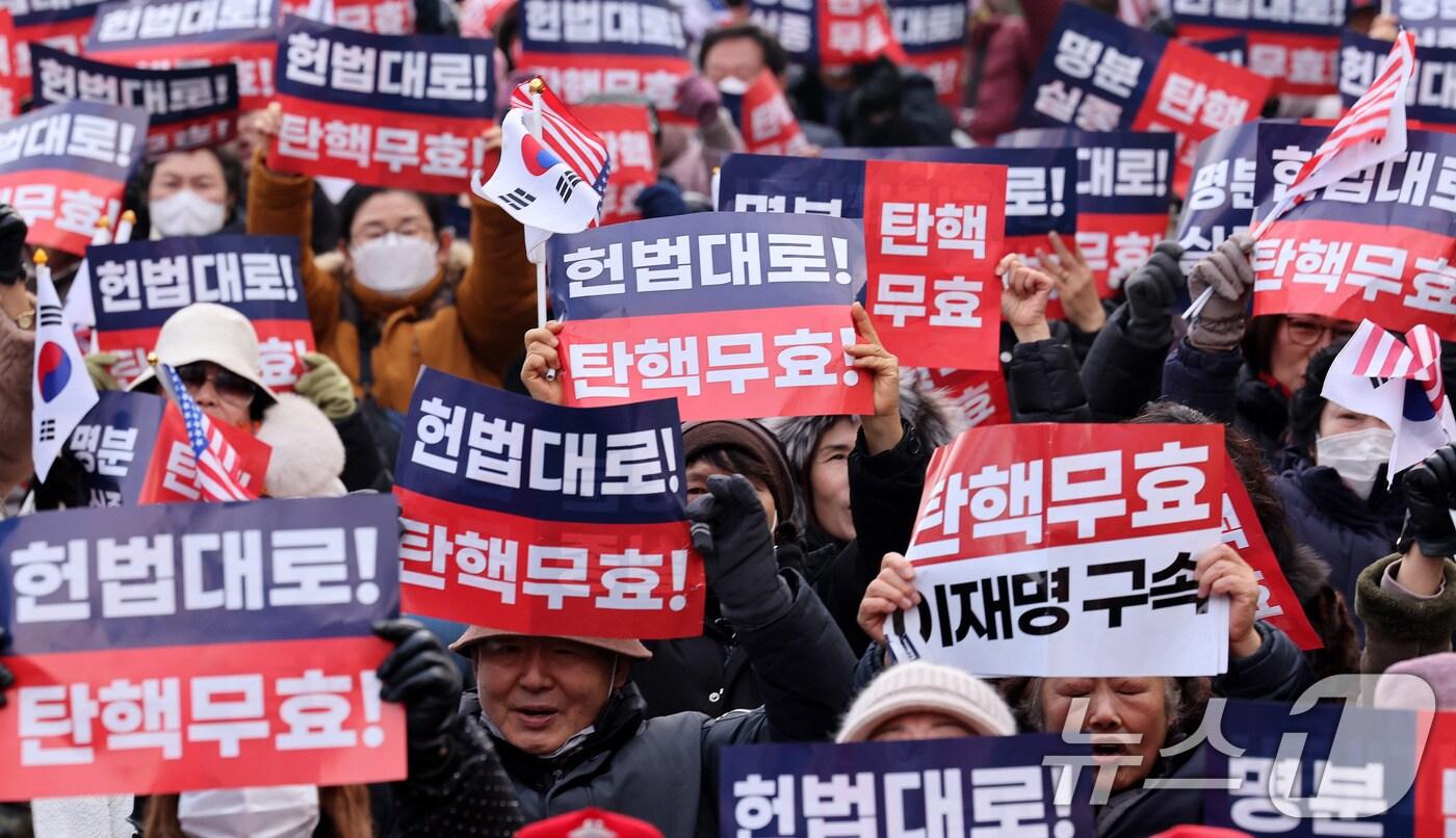 윤석열 대통령의 탄핵심판 3차 변론이 열린 21일 서울 종로구 헌법재판소 인근에서 윤 대통령 지지자들이 탄핵 반대를 외치고 있다. 2025.1.21/뉴스1 ⓒ News1 박지혜 기자