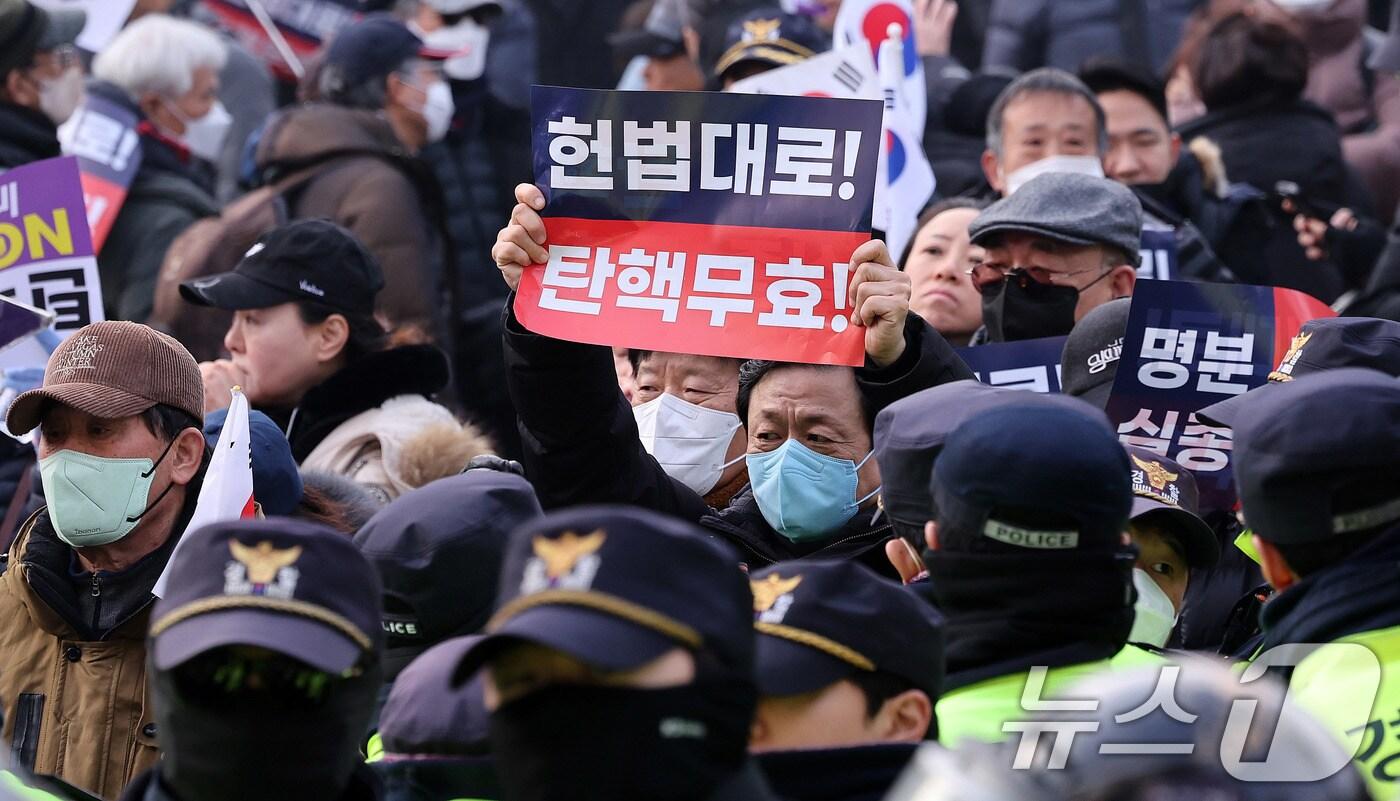 윤석열 대통령의 탄핵심판 3차 변론이 열린 21일 서울 종로구 헌법재판소 인근에서 윤 대통령 지지자들이 탄핵 반대를 외치고 있다. 2025.1.21/뉴스1 ⓒ News1 박지혜 기자