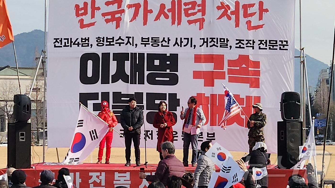 지난 19일 창원광장에서 열린 윤 대통령 탄핵 반대 집회에 참석한 &#40;왼쪽 두번째 부터&#41;김해시의회 김유상, 이미애 의원&#40;이미애 의원 사회관계망 서비스 갈무리&#41;