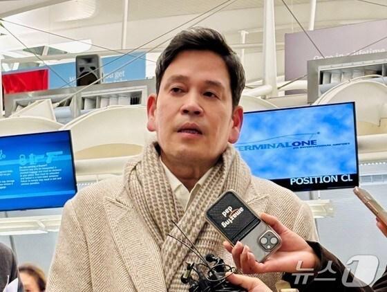 본문 이미지 - 20일(현지시간) 예정인 도널드 트럼프 대통령 취임식에 참석하기 위해 미국을 찾은 정용진 신세계그룹 회장이 17일 뉴욕 JFK 국제공항에서 취재진 질문에 답하고 있다.