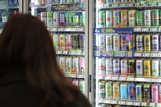 본문 이미지 - 서울 한 편의점에 전시된 수제 맥주의 모습. 2025.1.21 ⓒ 뉴스1 신웅수 기자